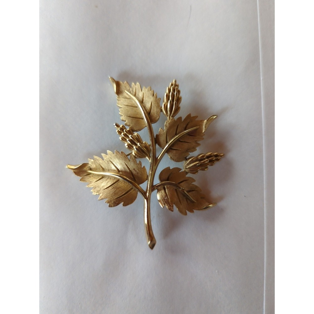 Vintage Mid Century TRIFARI Pin Brooch in Gold Tone